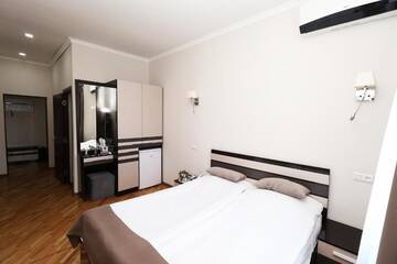 Фото номера Роскошный трехместный номер Отель Hotel Tigran Mets Yerevan г. Ереван 15