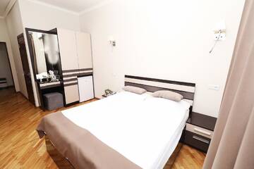 Фото номера Роскошный трехместный номер Отель Hotel Tigran Mets Yerevan г. Ереван 8