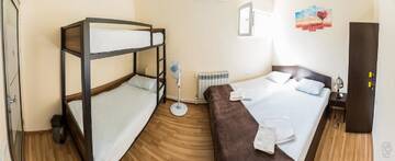 Фото номера Cемейный номер с собственной ванной комнатой Хостелы Domino Yerevan Hostel and Tours г. Ереван 5