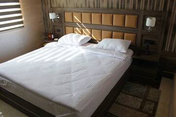 Фото номера Двухместный номер с 2 двуспальными кроватями Отель Avan Plaza Hotel г. Ереван 6