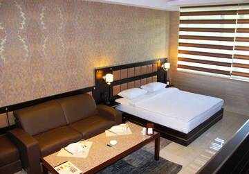 Фото номера Двухместный номер с 2 двуспальными кроватями Отель Avan Plaza Hotel г. Ереван 3