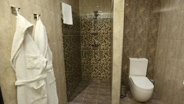 Фото номера Двухместный номер Делюкс с 1 кроватью Отель Avan Plaza Hotel г. Ереван 10