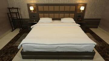 Фото номера Двухместный номер Делюкс с 1 кроватью Отель Avan Plaza Hotel г. Ереван 17