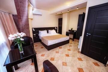 Фото номера Стандартный двухместный номер с 1 кроватью Отель Skyline Hotel Yerevan г. Ереван 12