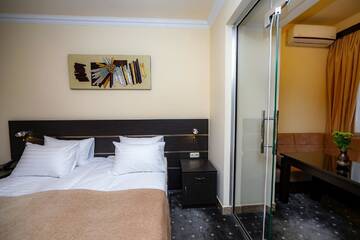 Фото номера Улучшенный люкс Отель Skyline Hotel Yerevan г. Ереван 6
