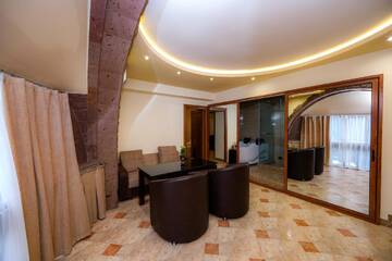Фото номера Семейный люкс Отель Skyline Hotel Yerevan г. Ереван 5