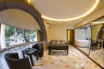 Фото номера Семейный люкс Отель Skyline Hotel Yerevan г. Ереван 3