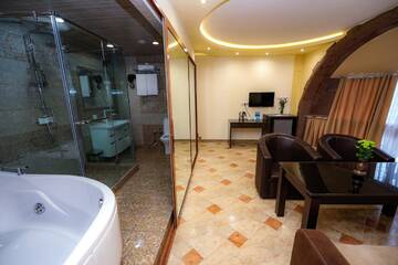 Фото номера Семейный люкс Отель Skyline Hotel Yerevan г. Ереван 9