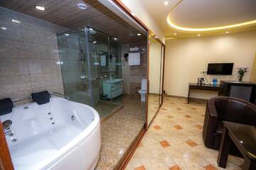 Фото номера Семейный люкс Отель Skyline Hotel Yerevan г. Ереван 10