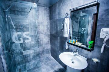 Фото номера Двухместный номер Делюкс с 2 двуспальными кроватями Отель GS Hotel г. Ереван 9