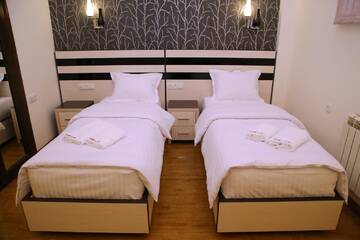 Фото номера Двухместный номер с 2 отдельными кроватями и ванной Отель Hotel For You г. Ереван 3