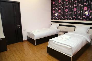 Фото номера Просторный двухместный номер с 2 отдельными кроватями Отель Hotel For You г. Ереван 3