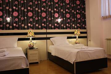 Фото номера Просторный двухместный номер с 2 отдельными кроватями Отель Hotel For You г. Ереван 4