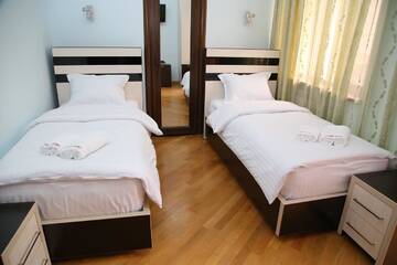 Фото номера Просторный двухместный номер с 2 отдельными кроватями Отель Hotel For You г. Ереван 7