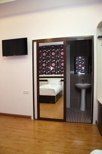 Фото номера Просторный двухместный номер с 2 отдельными кроватями Отель Hotel For You г. Ереван 5