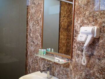 Фото номера Бюджетный двухместный номер с 1 кроватью Отель Comfort Hotel г. Ереван 7