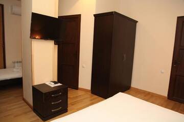 Фото номера Трехместный номер Делюкс Отель Daniel Boutique Hotel г. Ереван 11