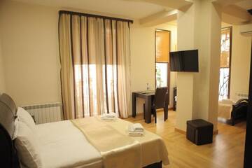 Фото номера Трехместный номер Делюкс Отель Daniel Boutique Hotel г. Ереван 12