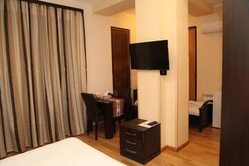 Фото номера Трехместный номер Делюкс Отель Daniel Boutique Hotel г. Ереван 13