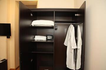 Фото номера Трехместный номер Делюкс Отель Daniel Boutique Hotel г. Ереван 16
