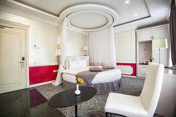 Фото номера Двухместный номер с 1 кроватью и гидромассажной ванной Отель Central Hotel г. Ереван 3