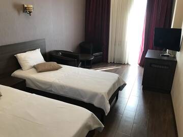 Фото номера Двухместный номер с 2 отдельными кроватями и ванной комнатой Отель Caravan hotel г. Ереван 6