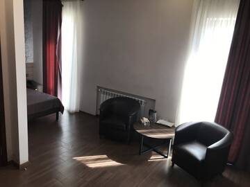 Фото номера Двухместный номер с 1 кроватью и собственной ванной комнатой Отель Caravan hotel г. Ереван 4