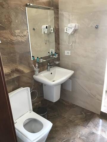 Фото номера Двухместный номер с 1 кроватью и собственной ванной комнатой Отель Caravan hotel г. Ереван 3