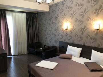 Фото номера Двухместный номер с 1 кроватью и собственной ванной комнатой Отель Caravan hotel г. Ереван 6
