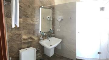 Фото номера Двухместный номер с 1 кроватью и собственной ванной комнатой Отель Caravan hotel г. Ереван 5