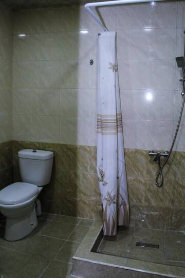 Фото номера Кровать в общем 6-местном номере для женщин Хостелы Bee Lucky Hostel and Tours г. Ереван 7