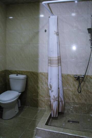 Фото номера Кровать в общем 6-местном номере для женщин Хостелы Bee Lucky Hostel and Tours г. Ереван 21