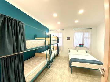 Фото номера Кровать в общем 8-местном номере для мужчин и женщин Хостелы SANTORINI HOSTEL and TOUR г. Ереван 12