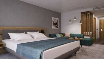 Фото номера Стандартный номер с кроватью размера &quot;queen-size&quot; Отель Holiday Inn Yerevan - Republic Square г. Ереван 3
