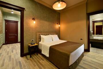 Фото номера Улучшенный номер с кроватью размера «king-size» Отель Bastille Hotel Yerevan г. Ереван 9