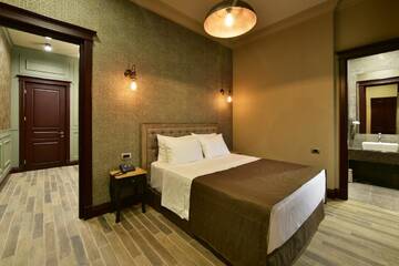 Фото номера Улучшенный номер с кроватью размера «king-size» Отель Bastille Hotel Yerevan г. Ереван 4