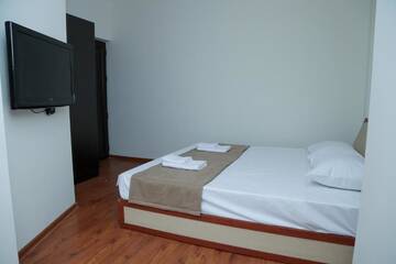 Фото номера Номер Делюкс с кроватью размера «king-size» Отель Hotel Merien г. Ереван 8