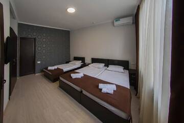 Фото номера Классический трехместный номер Отель Hotel Merien г. Ереван 3