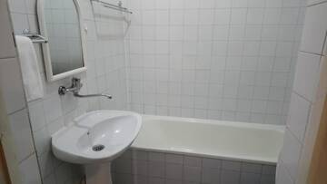 Фото номера Двухместный номер с 2 отдельными кроватями и ванной комнатой Отель Bloor Hotel г. Ереван 2