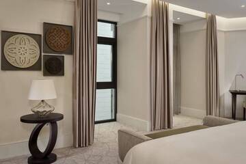 Фото номера Номер-студио с кроватью размера «king-size» Отель The Alexander, a Luxury Collection Hotel, Yerevan г. Ереван 5