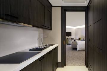 Фото номера Номер-студио с кроватью размера «king-size» Отель The Alexander, a Luxury Collection Hotel, Yerevan г. Ереван 2