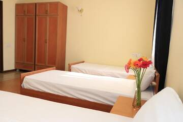 Фото номера Стандартный четырехместный номер Отель Musa Ler Hotel Yerevan г. Ереван 7