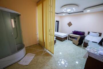 Фото номера Четырехместный номер с ванной комнатой Отель Alex Hotel г. Ереван 14