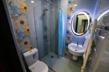 Фото номера Двухместный номер с двумя односпальными кроватями Отель Alex Hotel г. Ереван 6