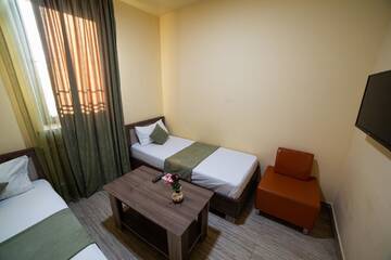 Фото номера Двухместный номер с двумя односпальными кроватями Отель Alex Hotel г. Ереван 4