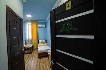 Фото номера Двухместный номер с двумя односпальными кроватями Отель Alex Hotel г. Ереван 5