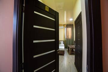 Фото номера Двухместный номер с двумя односпальными кроватями Отель Alex Hotel г. Ереван 2
