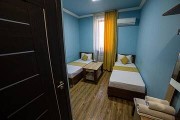 Фото номера Двухместный номер с двумя односпальными кроватями Отель Alex Hotel г. Ереван 8