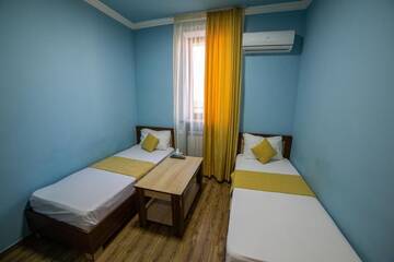 Фото номера Двухместный номер с двумя односпальными кроватями Отель Alex Hotel г. Ереван 9