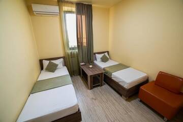 Фото номера Двухместный номер с двумя односпальными кроватями Отель Alex Hotel г. Ереван 14
